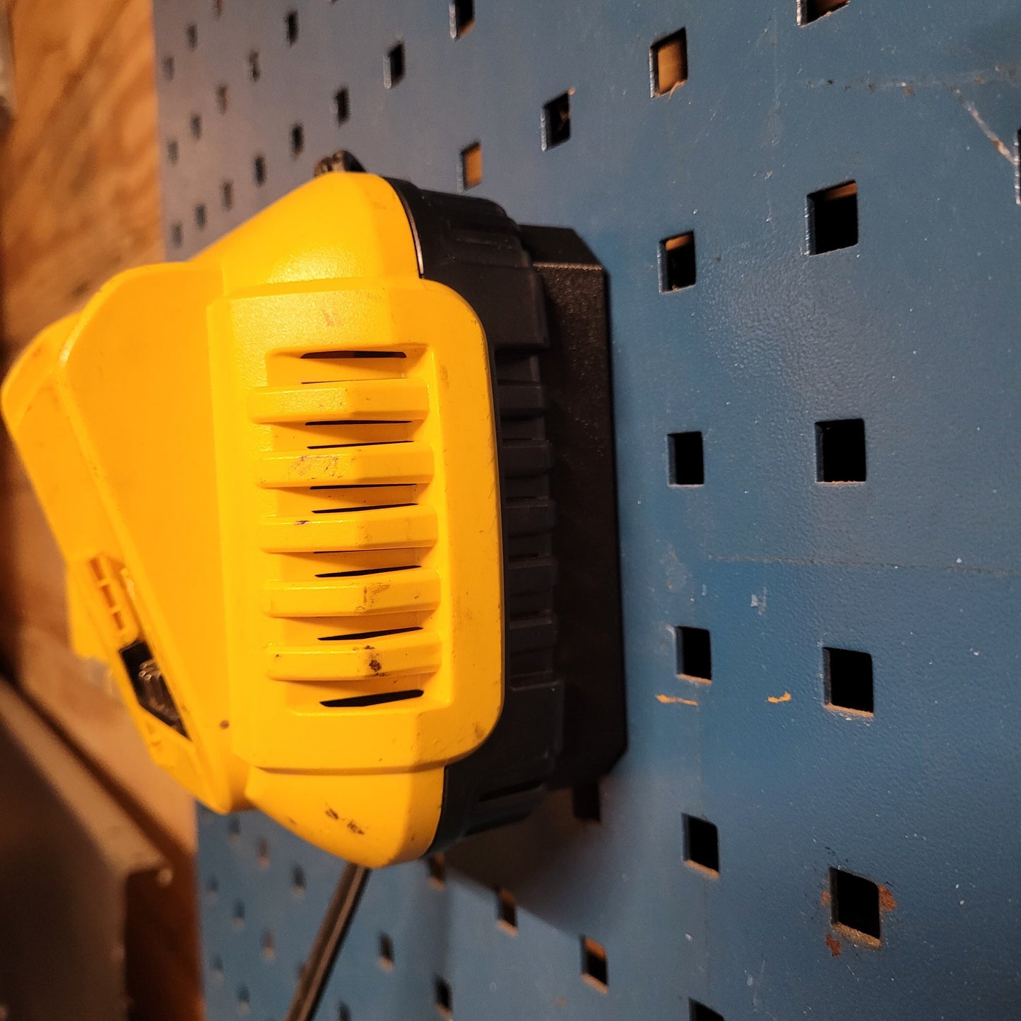 DEWALT Magnetic Charger Mount, Fits models DCB1106 & DCB118 12V, 20V, Fast Charger, Adapts Charger to mount on Metal Surface