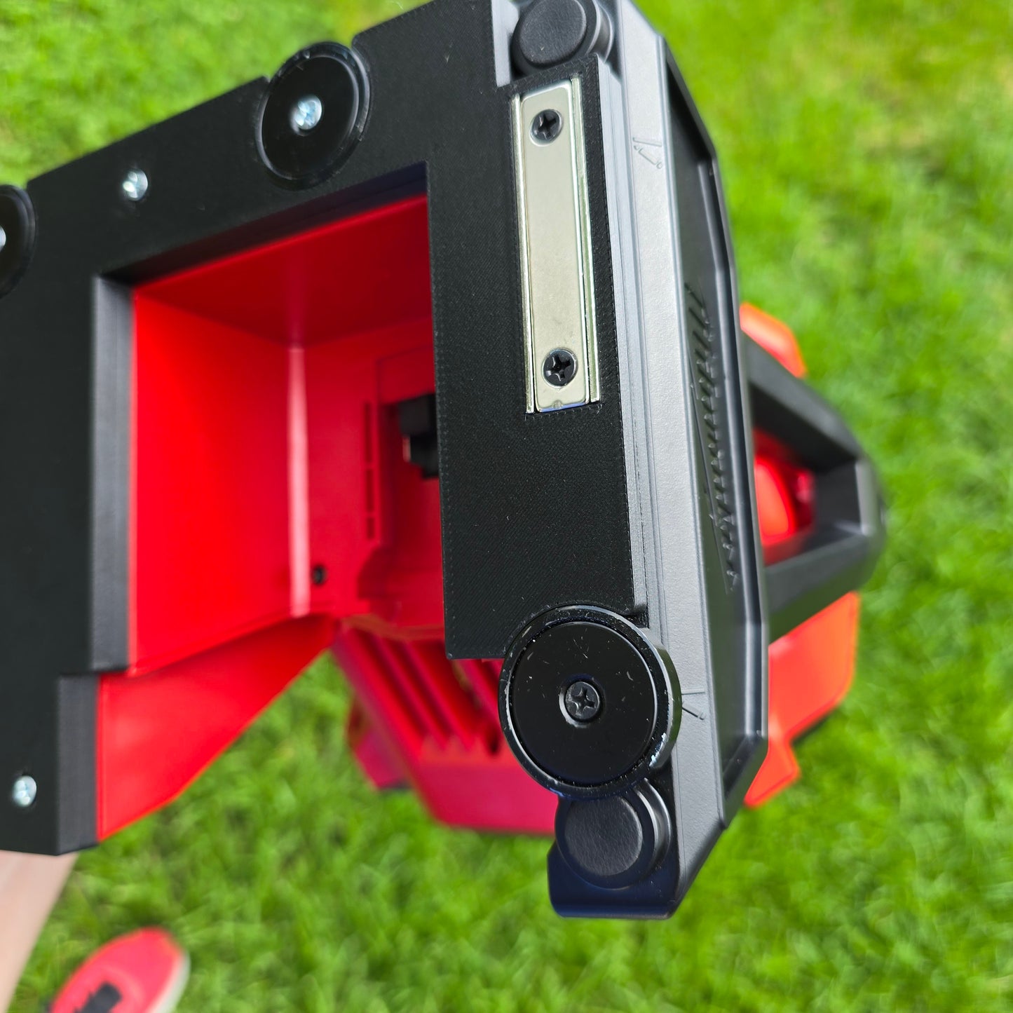 MILWAUKEE Jobsite Fan Magnetic Mount System, fits 0886-20, Screws Into Base of Fan, 6 Magnets, 3D Printed Carbon Fiber PETG